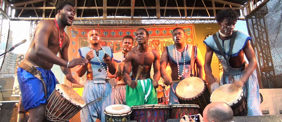 Grupo de músicos togoleses radicado em São Paulo em apresentação 