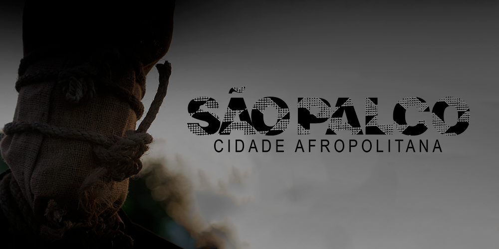 Pessoa com sacola de pano na cabeça, em frente a paisagem, ao lado do título do filme "São Palco - Cidade Afropolitana"
